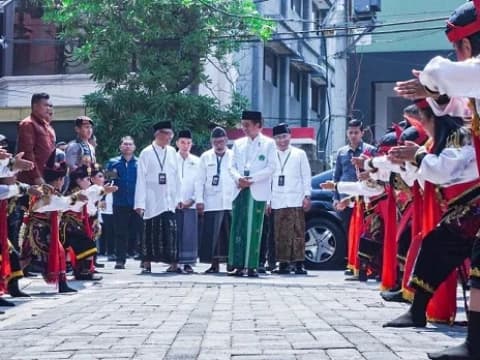 Tari Remo Gagrak Anyar Sambut Kedatangan Jokowi di Kantor PBNU Pertama
