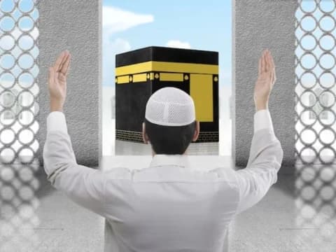 Hukum Tidak Mencium atau Melambaikan Tangan ke Ka’bah Saat Thawaf 