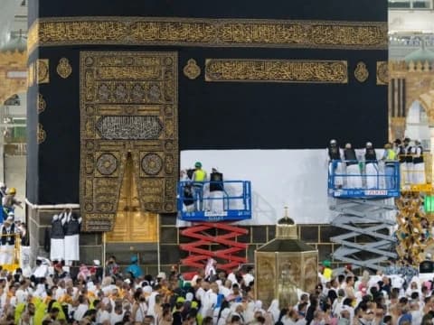 Proses Pengangkatan Kiswah Ka’bah Jelang Ibadah Haji 2022