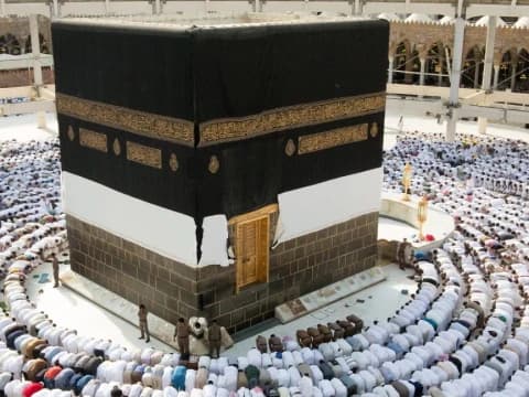 Tafsir Surat Al-Baqarah Ayat 143: Mengapa Arah Kiblat Dipindahkan?