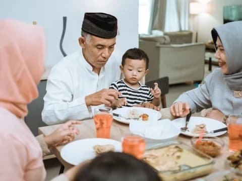 Ini 10 Adab Bertamu di saat Lebaran yang Harus Diketahui, yang Terakhir Sering Dilupakan