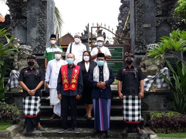 Umat Hindu dan Muslim Perkuat Gotong Royong dan Kerukunan di Jimbaran