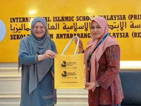 Inovasi Umi Salamah Antarkan Madrasah di Sidoarjo Berskala Internasional