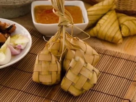 Perayaan Lebaran Ketupat: Setor Nama Arwah, Bertukar Berkat, hingga Makan Bareng