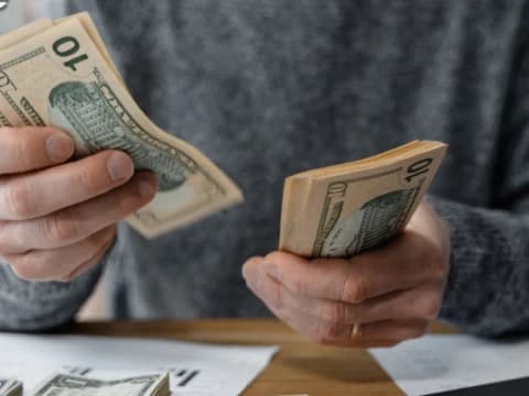 Tafsir Surat Al-Furqan Ayat 67: Bijak dalam Mengelola Keuangan Keluarga