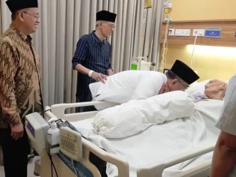 Kondisi KH Ali Yafie Tak Bertenaga, Tapi Terlihat Bahagia dan Semangat saat Dijenguk