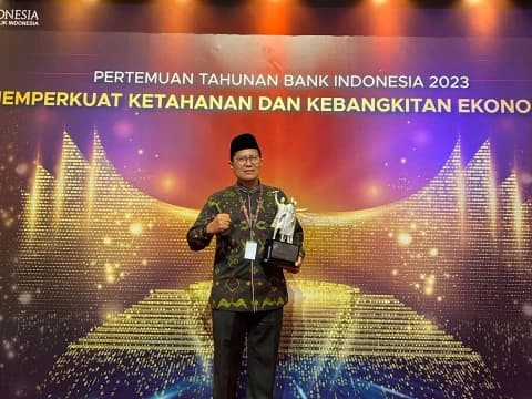 Kembangkan Ekonomi Syariah Berbasis Pesantren, KH Cholil Nafis Terima Penghargaan BI Award 2023