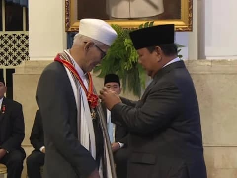 Rais Aam PBNU dan Sejumlah Kiai Terima Penghargaan dari Presiden Prabowo