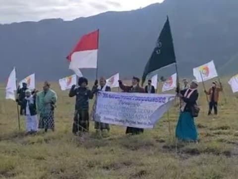 Harlah NU, JRA Kota Probolinggo Kibarkan Bendera NU di Puncak Bromo