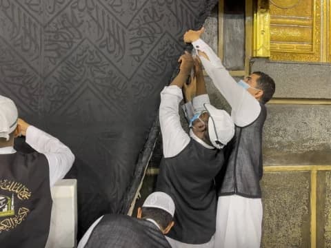 6 Fakta tentang Kiswah Ka’bah