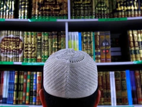 Tafsir Surat Al-Baqarah Ayat 174-176: Keadaan Ahli Kitab yang Menyembunyikan Kebenaran