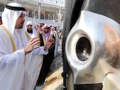 Inilah Doa yang Dibaca ketika Mencium Hajar Aswad
