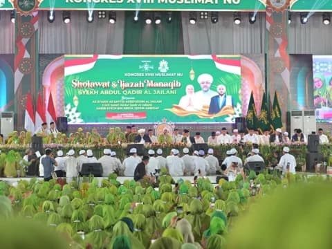Syekh Afeefuddin Beri Ijazah Manaqib Syekh Abdul Qadir Jaelani di Kongres Ke-18 Muslimat NU