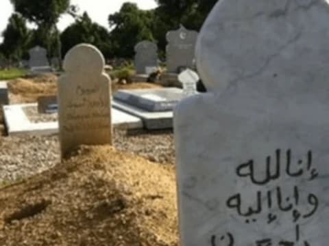 Hukum Menulis Nama, Tanggal Lahir, dan Wafat di Nisan Makam