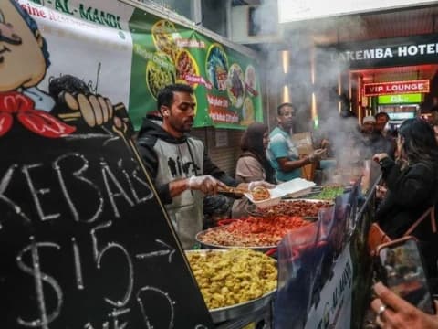 Ragam Kuliner Ramadhan di Australia, dari Burger Unta hingga Sate Indonesia