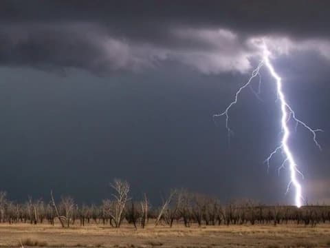 Di Bawah Langit Kelam