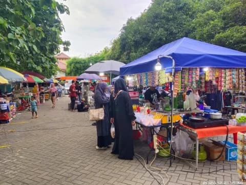 Ikut Bazar, Pedagang Kaki Lima Ramaikan Haul Ke-15 Gus Dur di Ciganjur