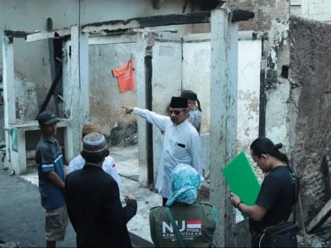 LAZISNU Salurkan Bantuan untuk Warga Terdampak Kebakaran di Tambora Jakarta