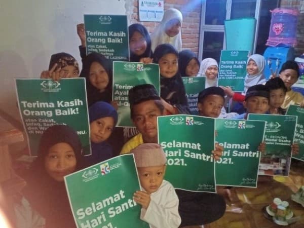 Berbagi Mushaf Al-Qur'an di TPA, Cara NU Care LAZISNU Makassar Meriahkan Hari Santri