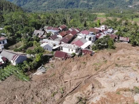 Aksi Relawan NU dalam Mengevakuasi Korban dan Warga Terdampak Longsor