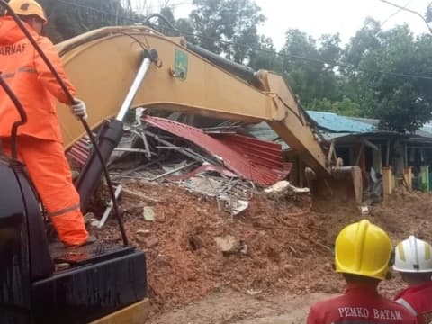 4 Orang Meninggal Akibat Longsor di Batam, Kemensos Segera Beri Santunan