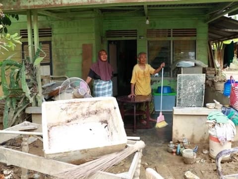 Bolak-Balik Pengungsian, Perempuan Lansia Aceh Tamiang Bersihkan Rumah dari Lumpur Setinggi Lutut