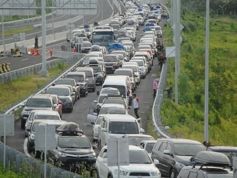 Amalan Dzikir Agar Lancar Saat Terjebak Macet dan Antrean