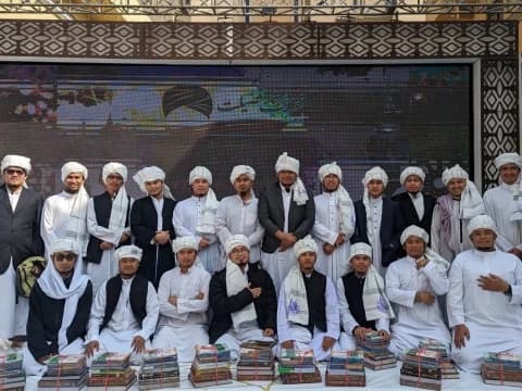 Selesaikan Program Daurah Hadits, Mahasiswa Indonesia di Pakistan Diwisuda