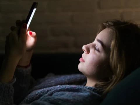 Waspada! Main HP Sebelum Tidur Bisa Berisiko Depresi dan Stres