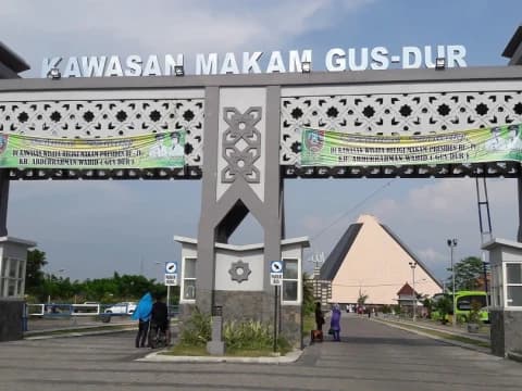 Humor: Makam Gus Dur Masih Tutup