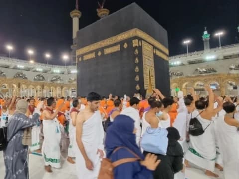 Hukum Baca Doa Manasik Haji dari HP atau Buku Panduan