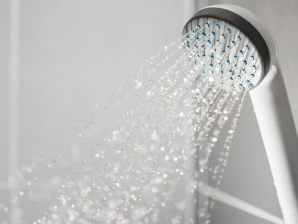 Apakah Kotoran pada Lipatan Tubuh Harus Dihilangkan saat Mandi Wajib?