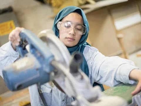 Belajar dari Negeri Jiran: Bagaimana Malaysia Mulai Tinggalkan Tambang dan Beralih ke Manufaktur?