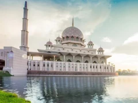 Khutbah Jumat: Islam, Agama Cinta Damai dan Keselamatan Sesama 