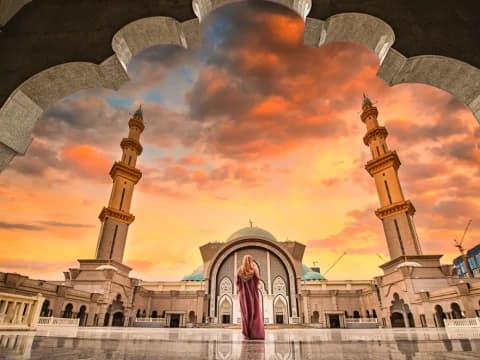 Hukum Membuat Tempat Parkir di Lantai Bawah Masjid 