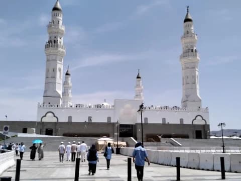 Pesona Masjid Quba: Keterpaduan Arsitektur, Alam, dan Spiritualitas
