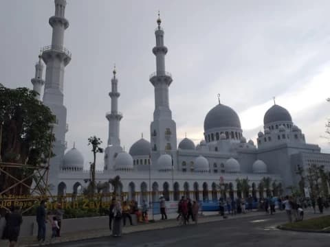 Megahnya Arsitektur Masjid Sheikh Zayed Solo, Khas Timur Tengah