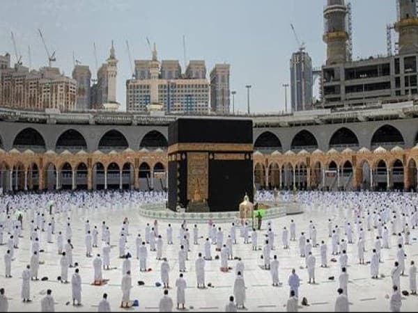 Masjidil Haram dan Nabawi Kembali Terapkan Jaga Jarak Shalat