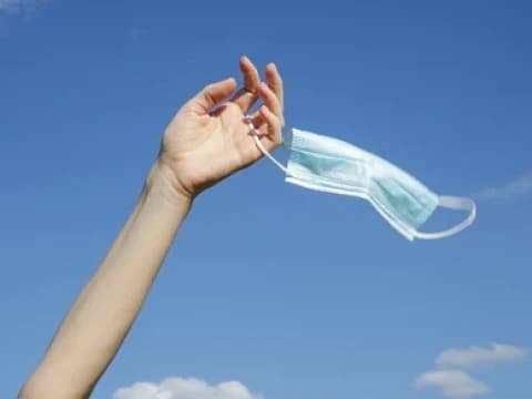 Boleh Buka Masker, Pemerintah Tetap Lanjutkan Vaksinasi