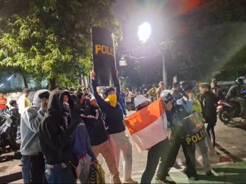 Massa Aksi Jarah Markas Gegana dan Bakar Halte Senen yang Tak Jauh dari Mako Brimob Kwitang