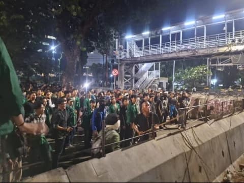 Tak Ada Respons Istana, Massa Aksi Bertahan hingga Malam