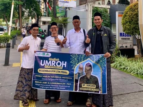 PBNU Umrahkan Mbah Sukijan, Marbot Terlama Versi LTM