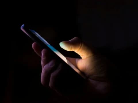 Main Medsos Berlebihan Timbulkan Risiko Depresi dan Kecemasan