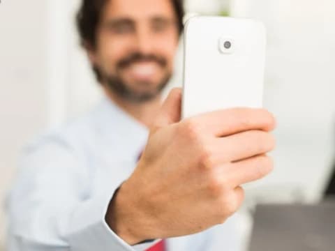 Urgensi Menilik Gejala Ujub di Media Sosial: Bahaya, Penyebab, dan Cara Mengobatinya