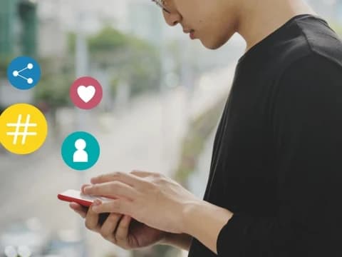 Khutbah Jumat: Berkomentar Baik atau Memperbanyak Diam di Era Media Sosial