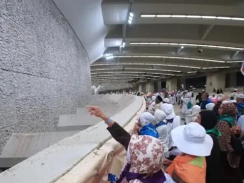 Lempar Jamrah: Hikmah, Kesunnahan, dan Tata Caranya