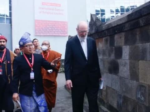 Melihat Candi di Pusat Keilmuan Islam