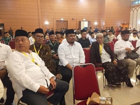 Telat Hadiri Penutupan Munas dan Konbes NU, Gus Yaqut Pilih Duduk di Barisan Belakang
