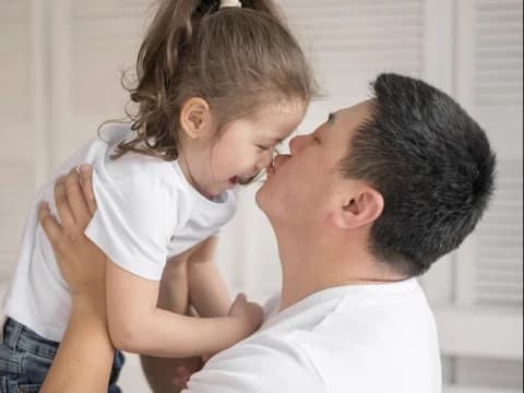 Hukum Mencium Anak Kecil Non-Mahram di Depan Publik