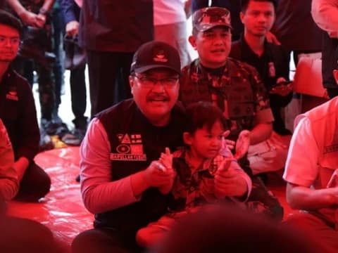 Layanan Psikososial, Anak-Anak Pengungsi Banjir Makassar Bersukacita Bareng Mensos Gus Ipul